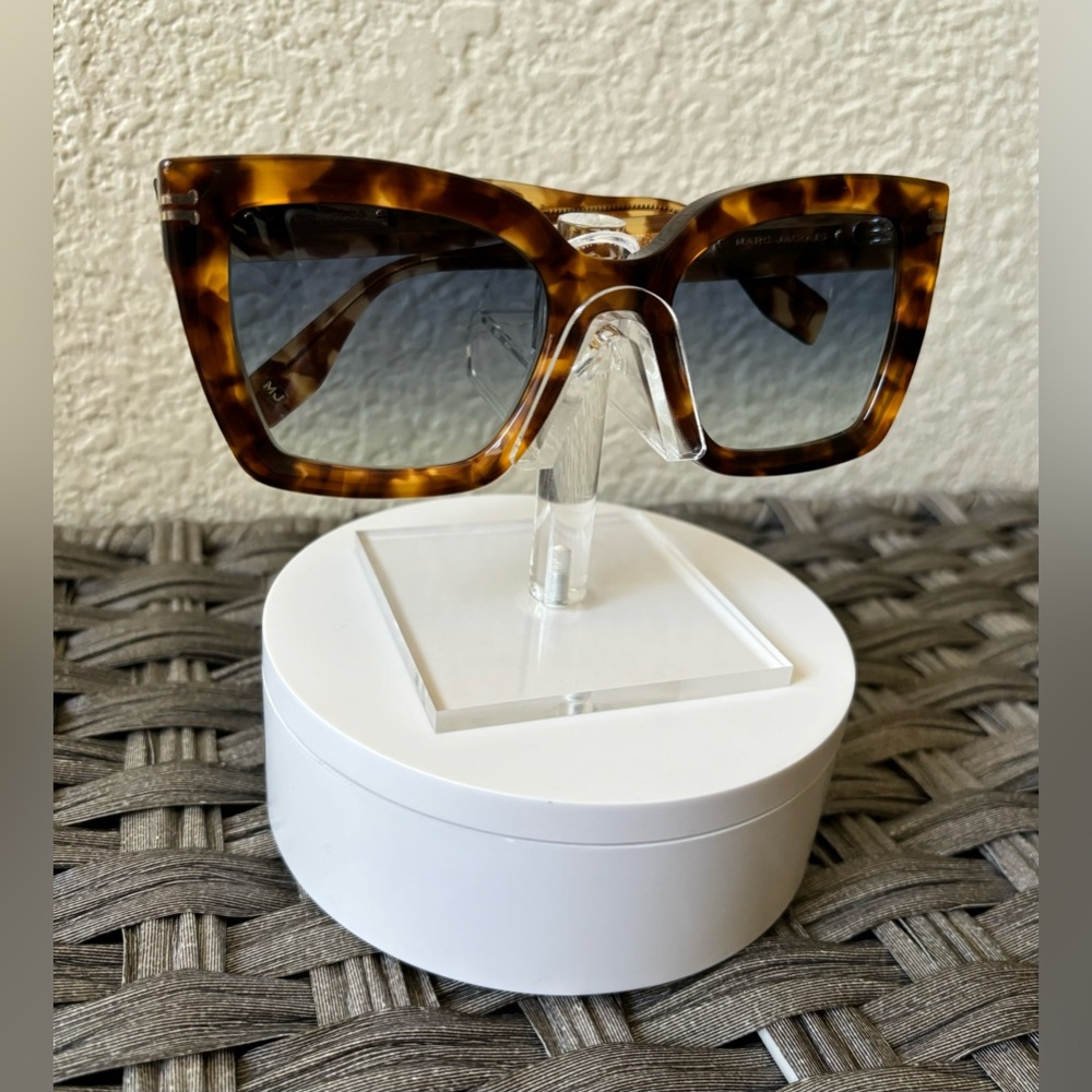 SOLD*Marc Jacobs Tortoise Sunglasses 🤎✨ - Picture 2 of 7